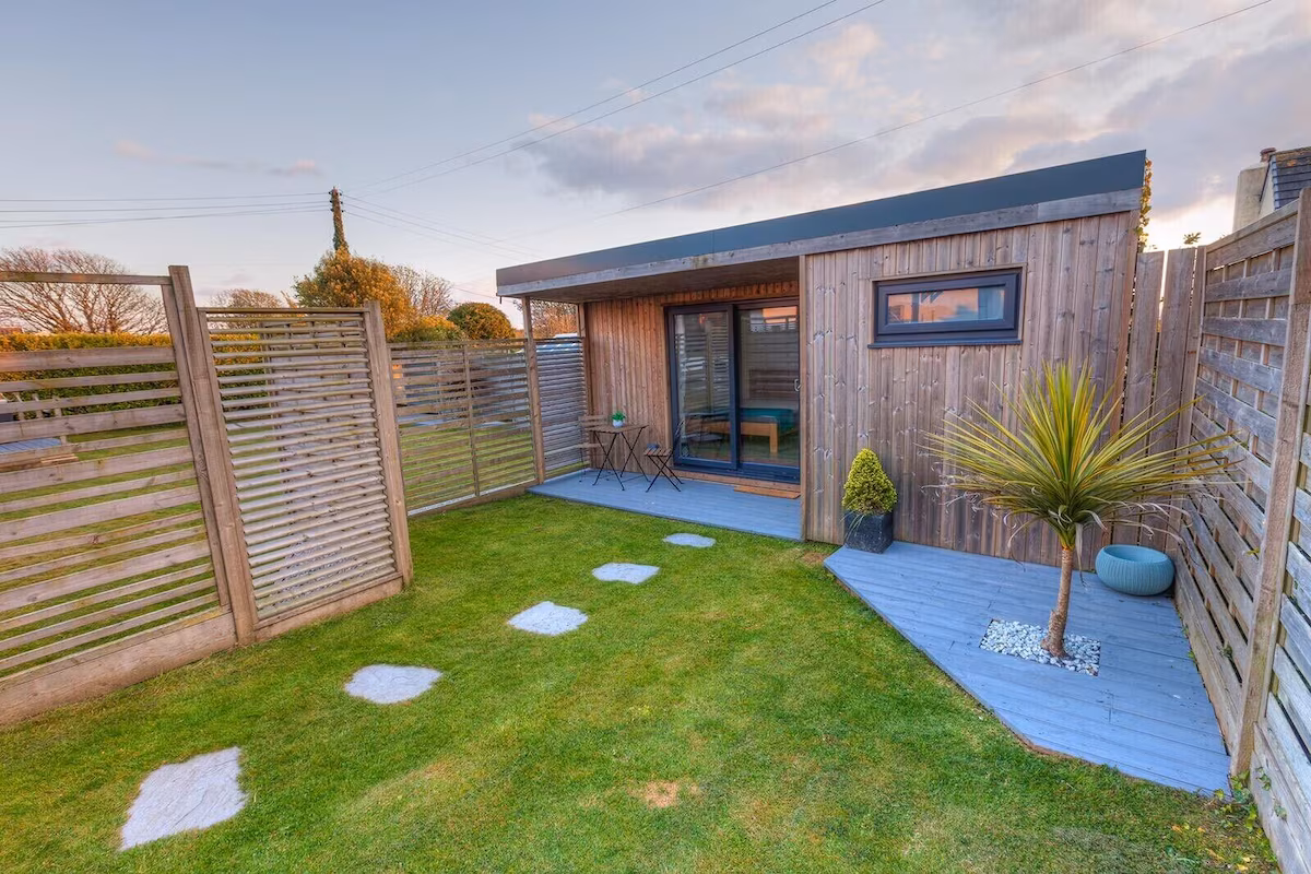 1 Bed Cabin. Parking. Private & secure Garden. Pets welcome. Nr to beaches/walks